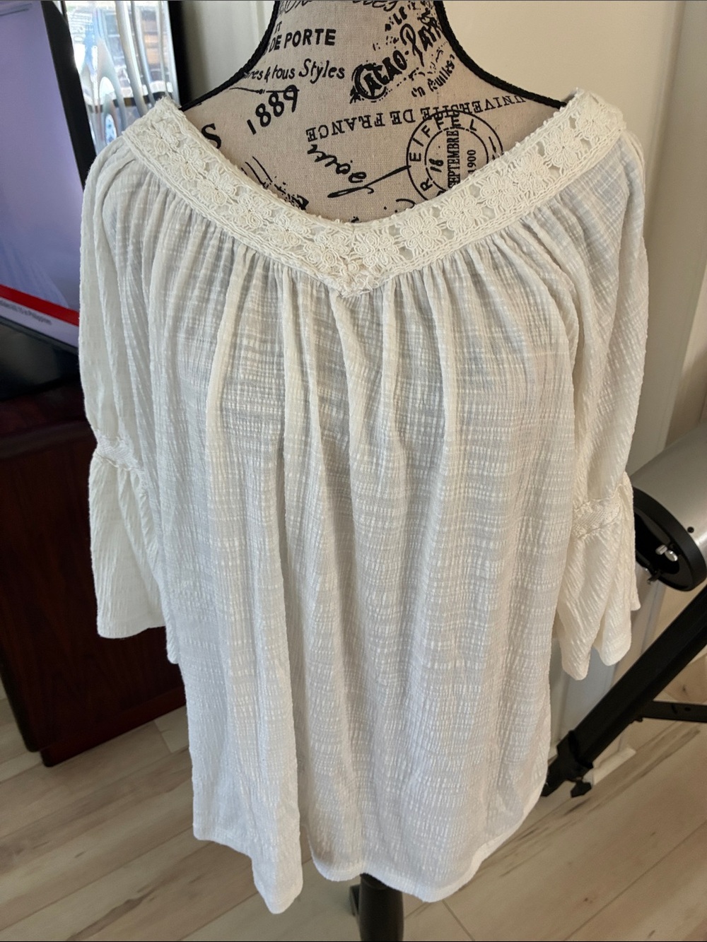 Time & Tunes Women’s White Crochet-Trim Peasant Top XL 1 flaw